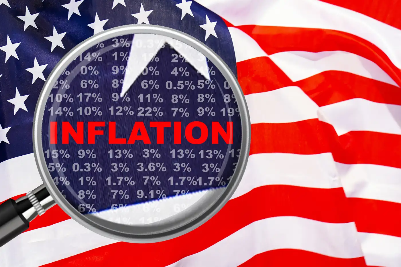 bandera de EE.UU. con palabra inflación representando alta inflación en ese país