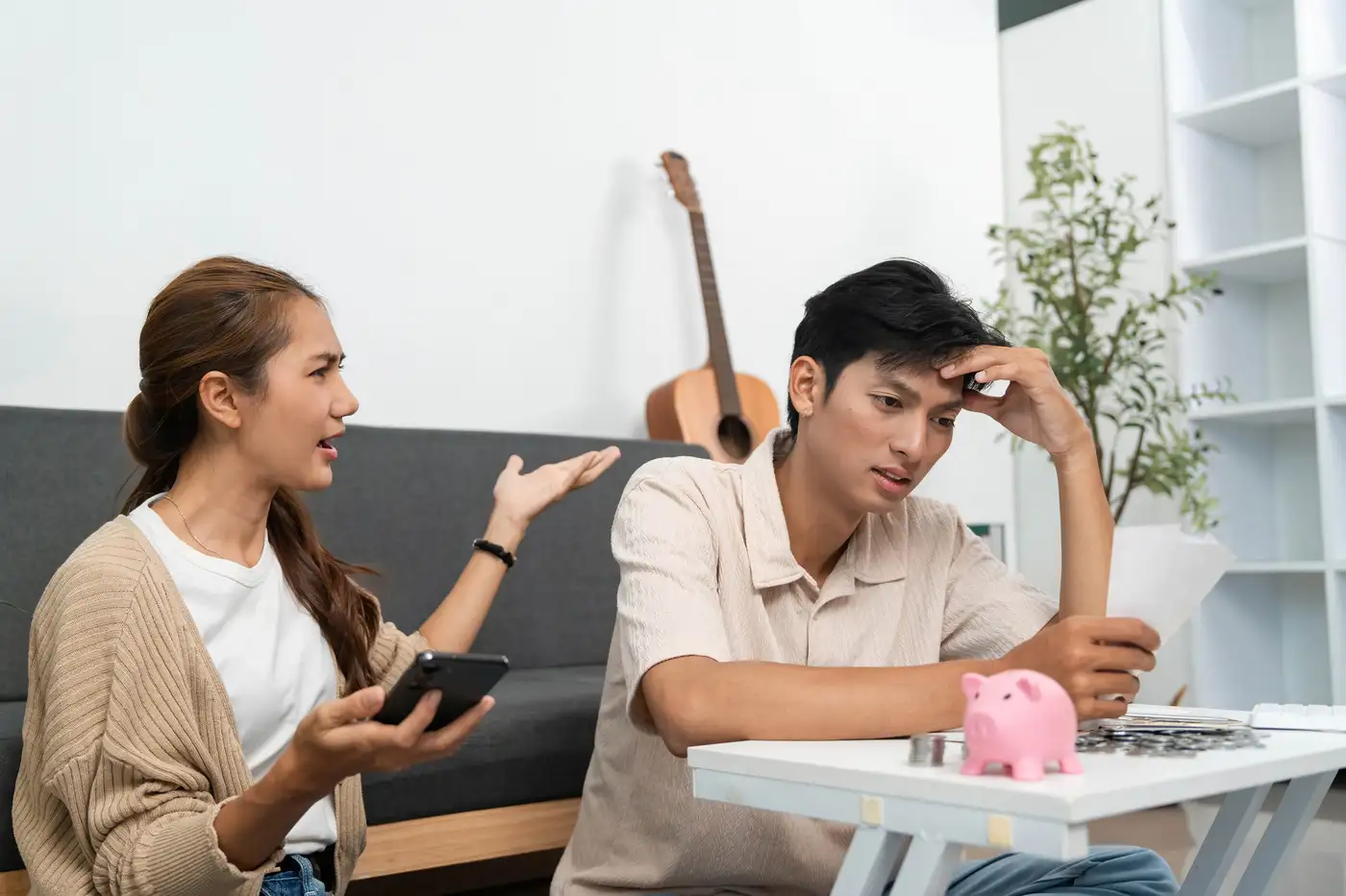 pareja de jóvenes millenials con problemas financieros