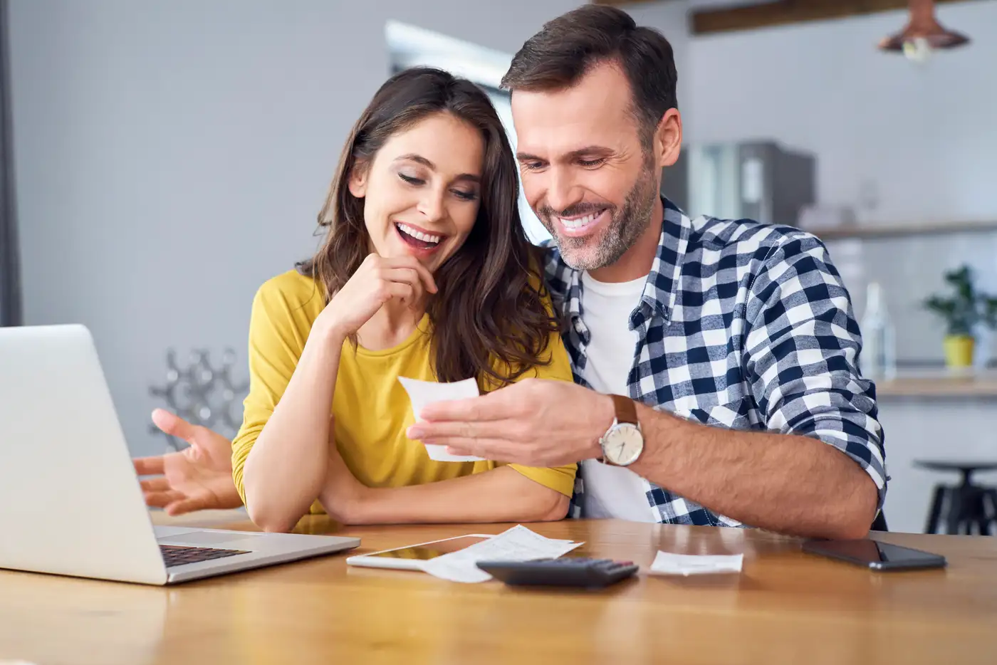 pareja revisando sus finanzas y disfrutando sus logros en conjunto