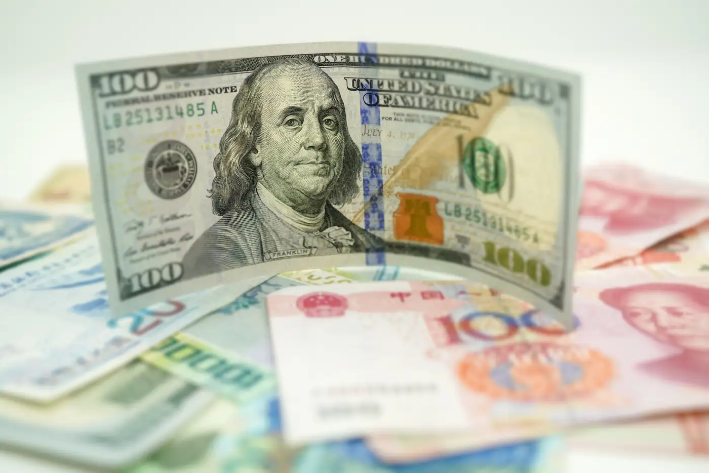 billete dólar sobre billetes de otros países, representando intercambio de monedas