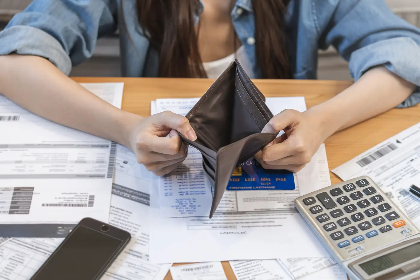 Millenial muestra su billetera vacía y muchas deudas