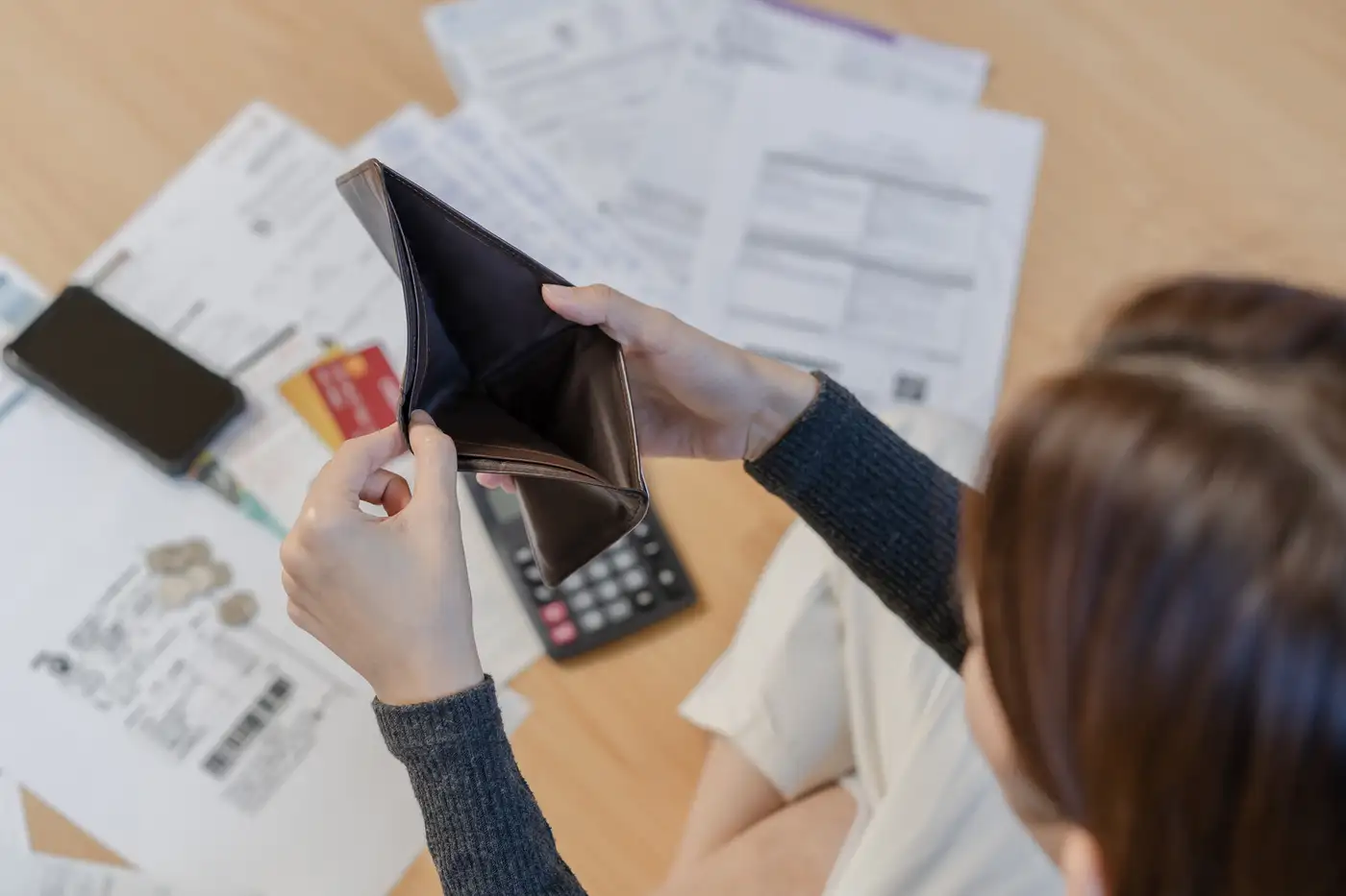 mujer sin dinero y muchas cuentas sin pagar entra en mora