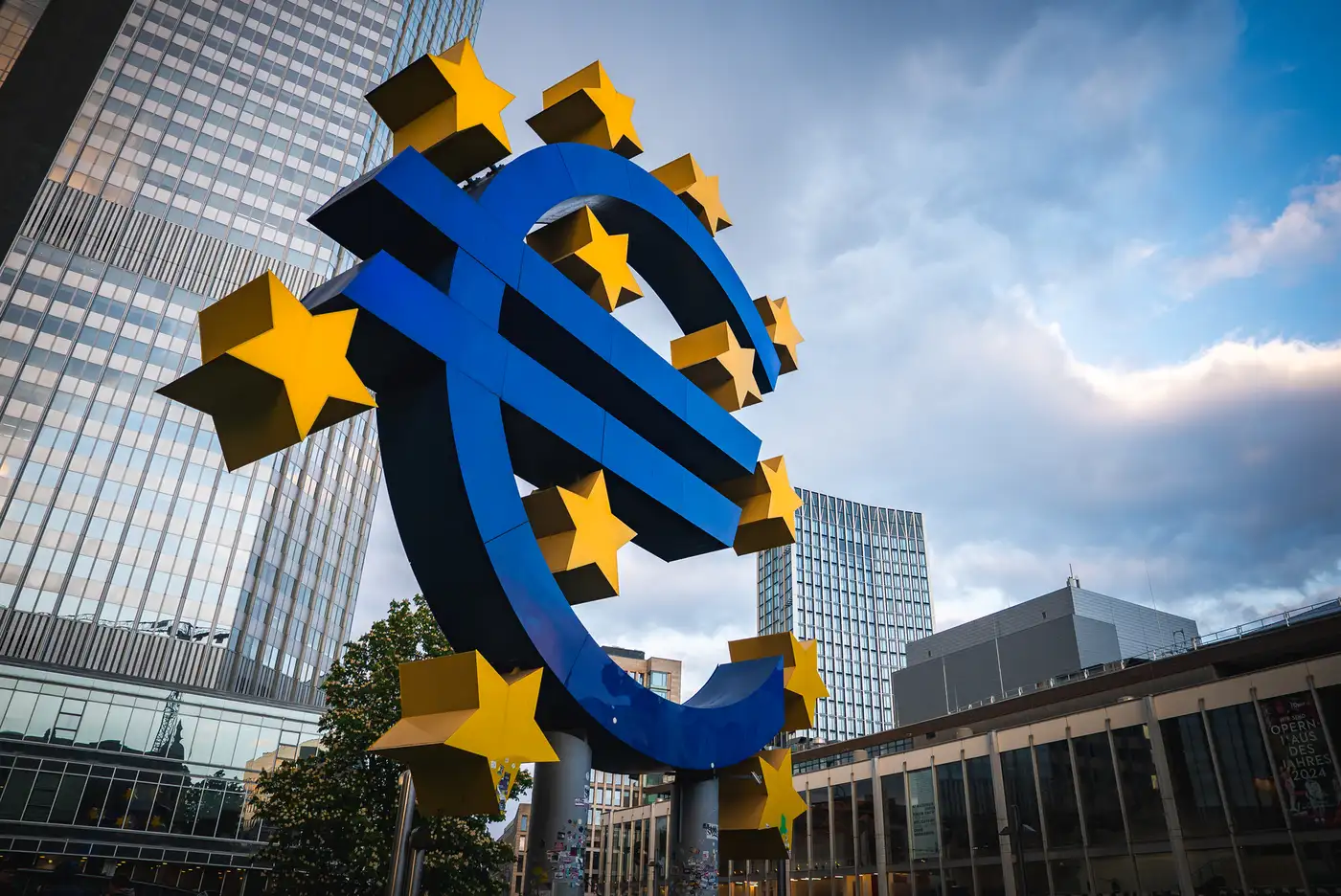 simbolo del euro en el edificio del Banco Central Europeo (BCE)