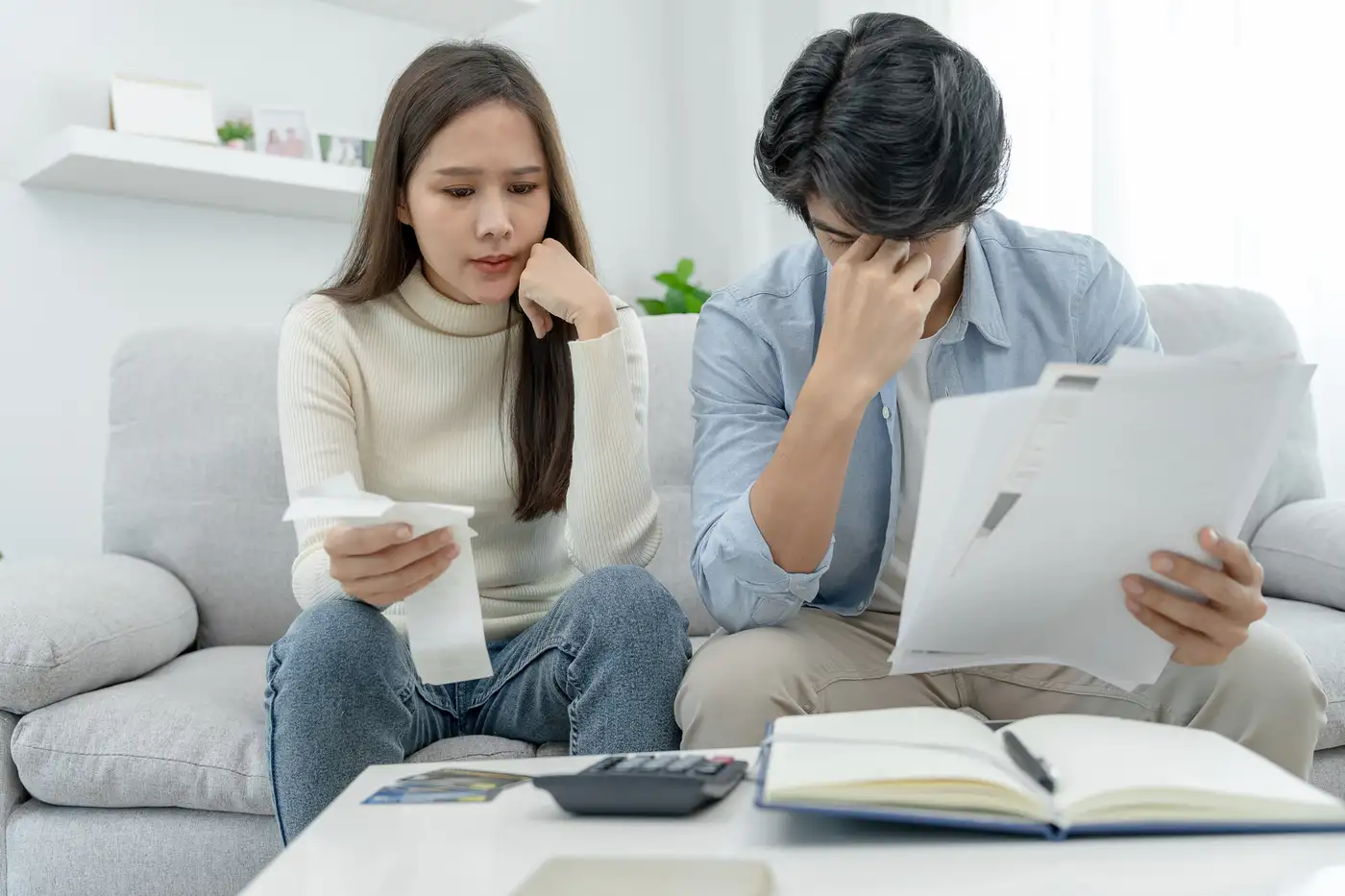 Familia revisando presupuesto doméstico con preocupación por inflación y costo de vida