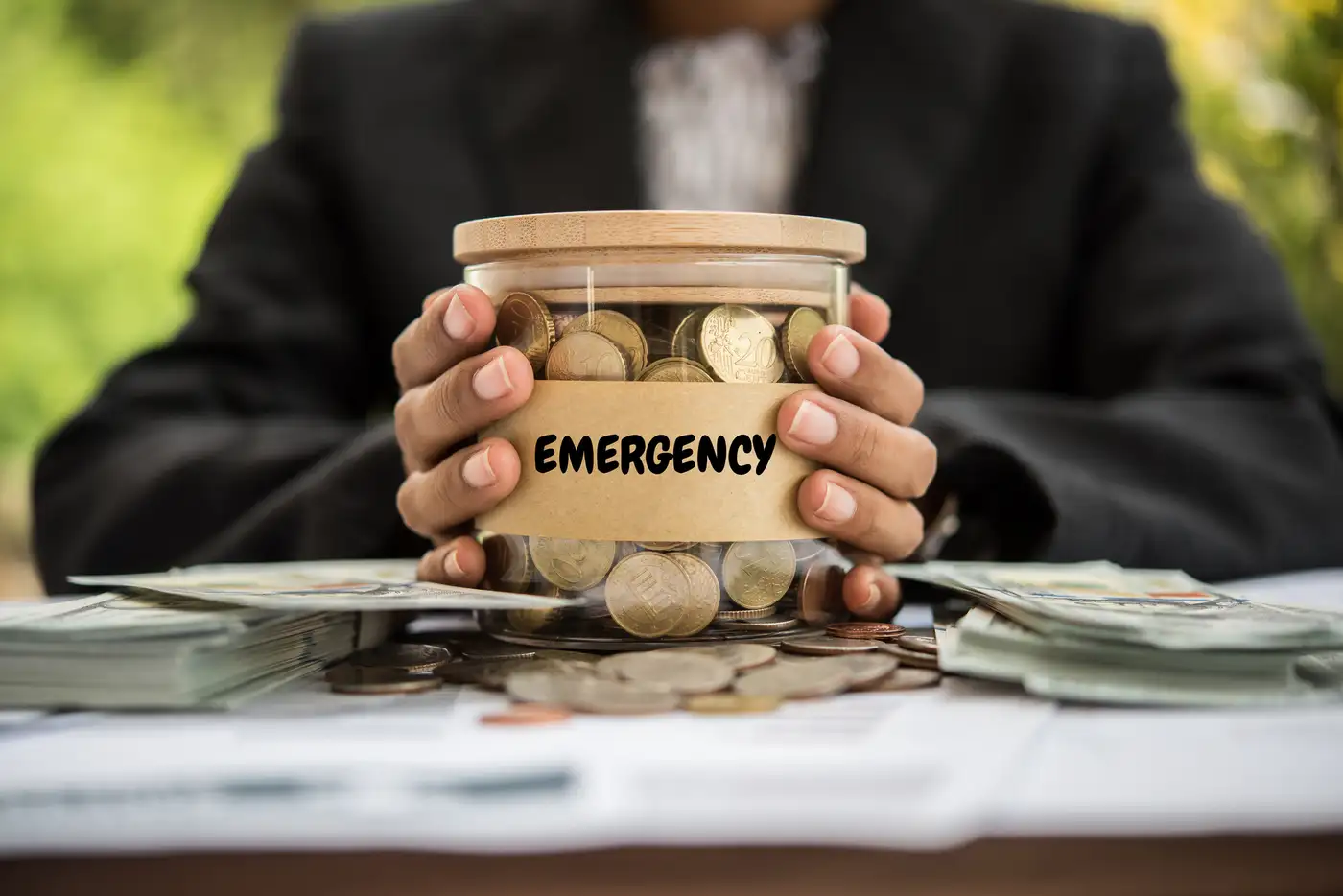 Imagen destacada: Los 5 sesgos mentales que te impiden construir un fondo de emergencia (Y cómo vencerlos)